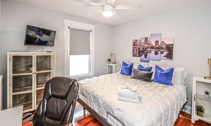 Whittier Casa | The Pleasant Mansion (Uptown/Downtown) by Lux Life