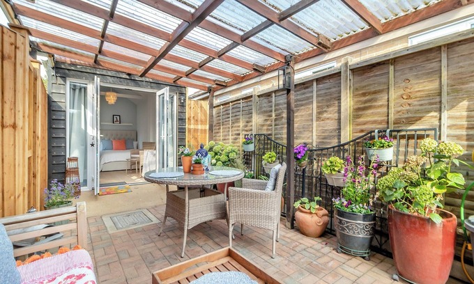 Bungay Cabaña | The Pleasant Pheasant Mews