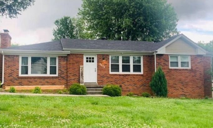Bowling Green Casa | The Plum Springs House-cozy family sized pet friendly home w/fenced yard.
