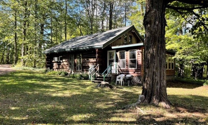 Glidden Cabina | The Pond Cabin | 2 Bed, 1 Bath