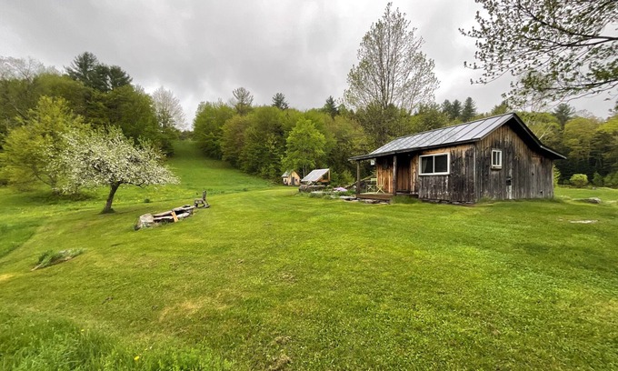 Rochester Cabina | The Pond Cabin at Sky Hollow, The Hunter Cabin at Sky Hollow