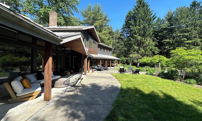 Bernardsville Casa | The Pond: Gorgeous Secluded Property Close to Town