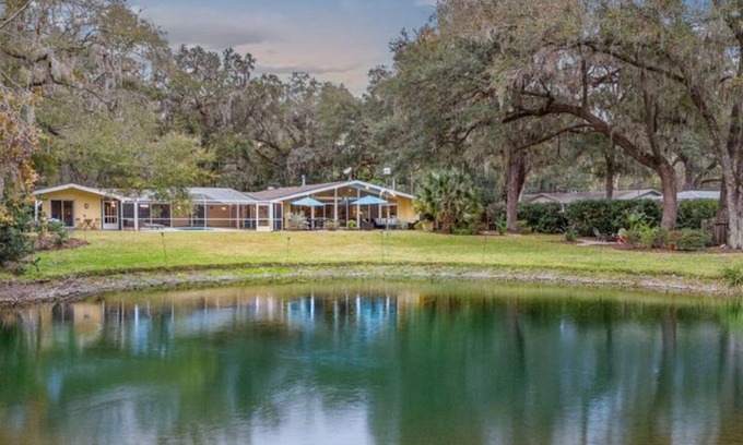 Sugarfoot Casa | The Pond House! Large Pool, 10 sleeps, Pool Table, Firepit, 10 min UF