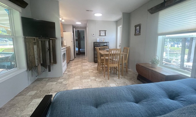 Dandridge Cabaña | The Pontoon! Family-friendly tiny Cottage overlooking lake cove!