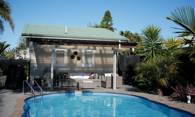 Napier Cama Y Desayuno | The Pool House Bed & Breakfast - Near Marine Parade Napier