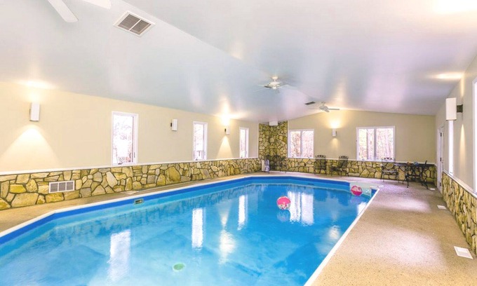 Massanutten Casa | Piscina climatizada INTERIOR! Malvaviscos asados ​​en el patio