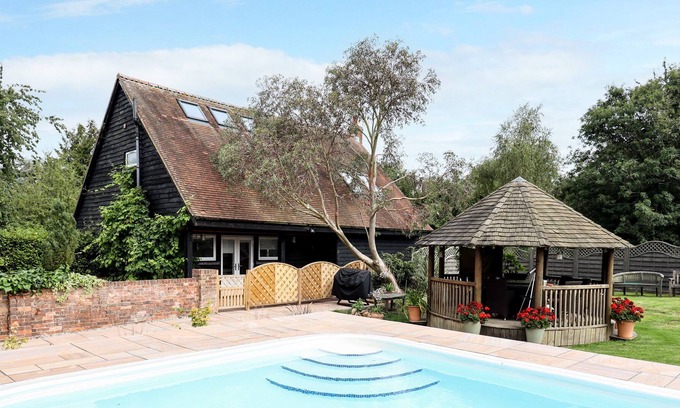 Tea Green Cabaña | THE POOL HOUSE, pet friendly, with pool in Whitwell, Hertfordshire