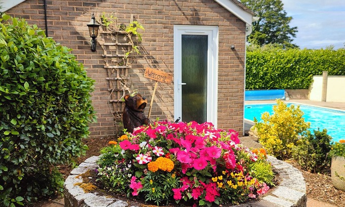 Crediton Cabaña | THE POOL HOUSE, romantic, country holiday cottage in Crediton