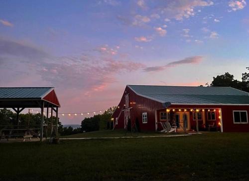 Eureka Springs Apartamento | The Presidential Barndominium in the Stable at Bear Mountain