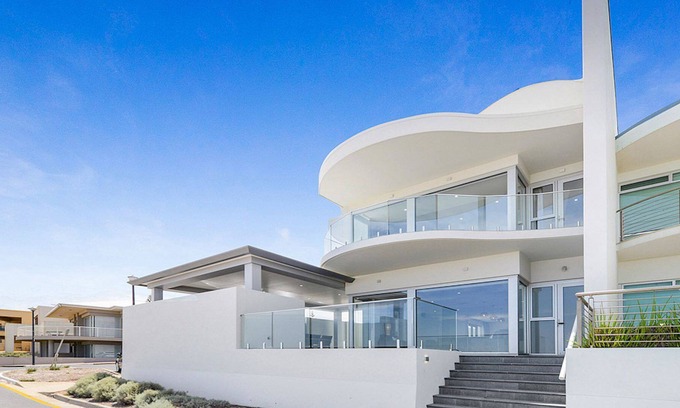 Henley Beach Casa | "THE PROMENADE" - Propiedad frente al mar cerca de restaurantes y tiendas.