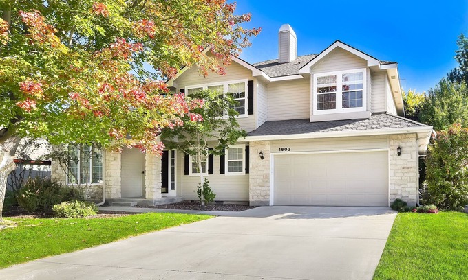 Eagle Casa | The Promenade - Spacious home/yard & walking path