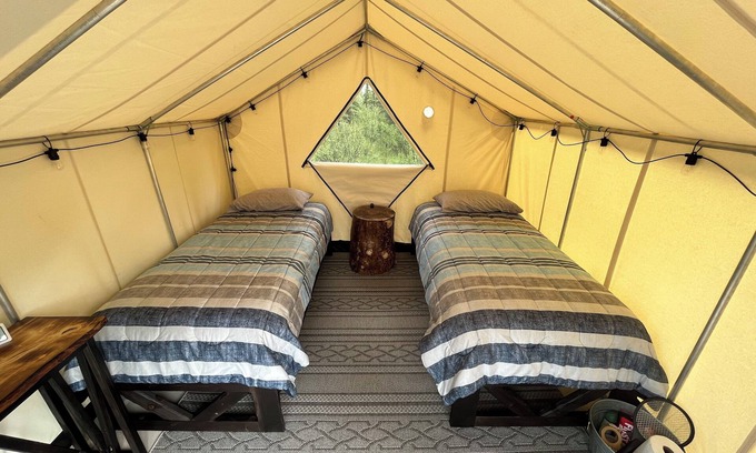 Glacier View Alquiler De RV | The Prospector Wall Tent at Stump Creek B&B