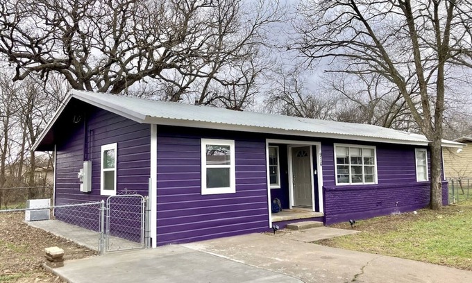 Stephenville Casa | The Purple House | Cozy Near TSU