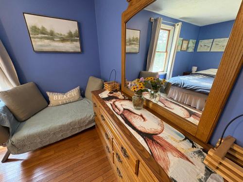 Saunderstown Casa | The Purple Room