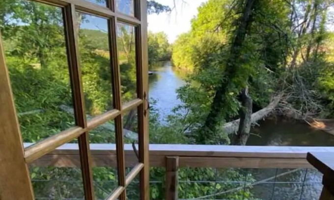 Brevard Cabina | The Quack Shack is a treehouse located along the banks of The French Broad River
