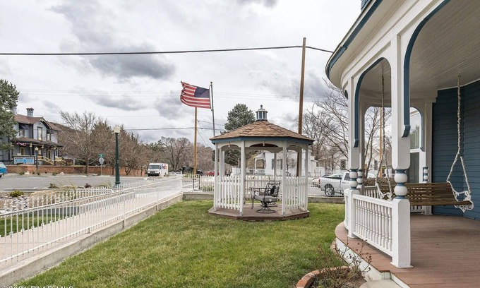 Prescott Casa | The Queen Victorian historic and 1 block from the town square