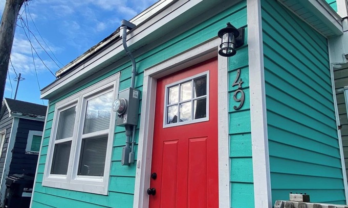 Quidi Vidi Casa | The QV Stage, Lux Couples Retreat W/ Outdoor Sauna