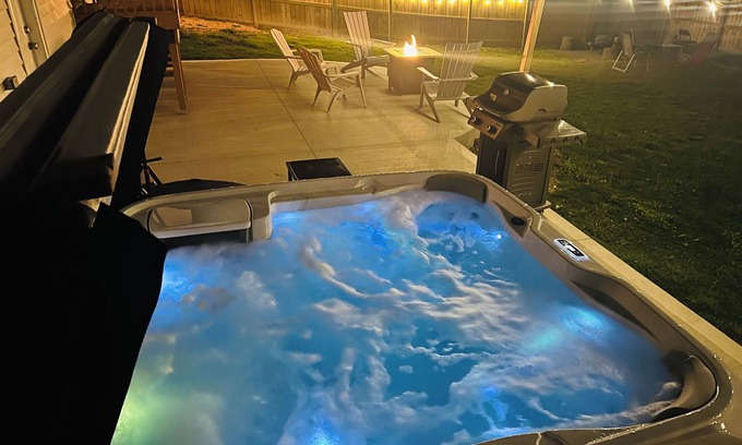 Des Moines Casa | The Rainbow lodge-Game room,Huge backyard, pool table 2 miles downtown