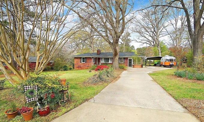 Southwest Raleigh Casa | The Raleigh Hideaway Ranch w/Large Fenced Yard and King Main + Pup Friendly