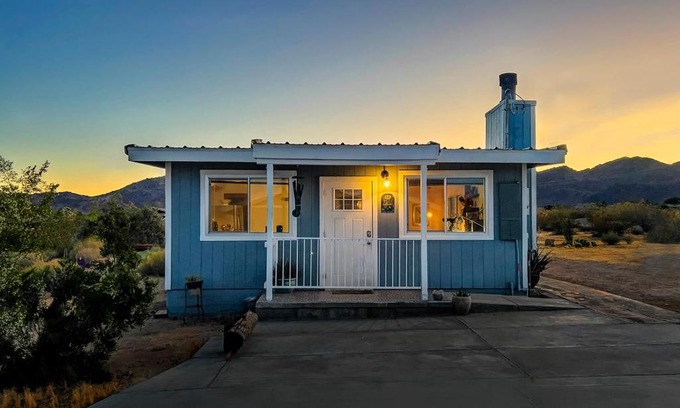 Joshua Tree Casa | The Raven House - Renovated Homestead Cabin