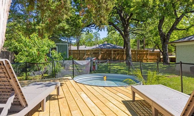 Grand Prairie Casa | The Ravenwood Retreat - 10mins from AT&T Stadium