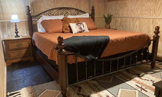 Taylorsville Casa | The Red Pony Inn. Farm friendly barn with a cozy apartment and beautiful scenery