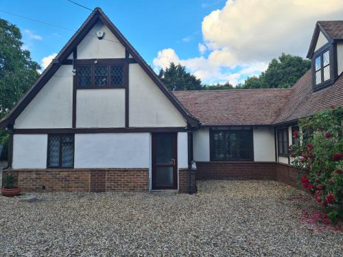 Aldermaston Wharf Apartamento | The Reading apartment with gardens and koi pond