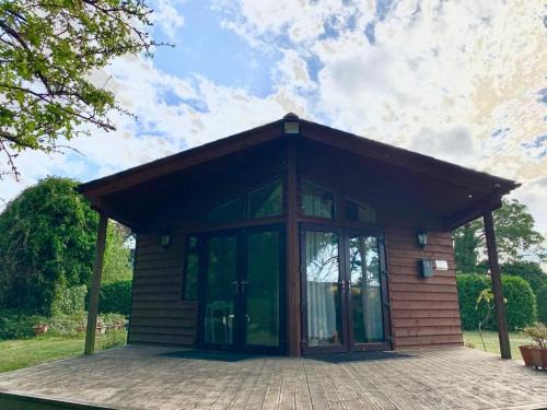 Aldermaston Wharf Apartamento | The Reading chalet with gardens and koi pond