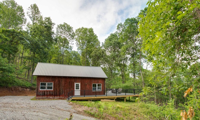 Warfordsburg Cabina | The Red Cabin ~ Secluded Getaway ~ Fire Pit ~ HOT TUB