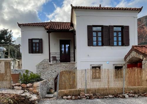Leonidio Villa | The Red Cliffs Villa