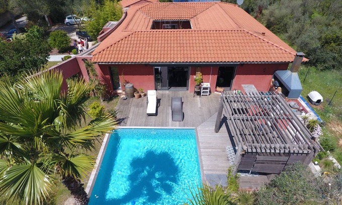 Aubais Casa | El capullo rojo (piscina y spa)
