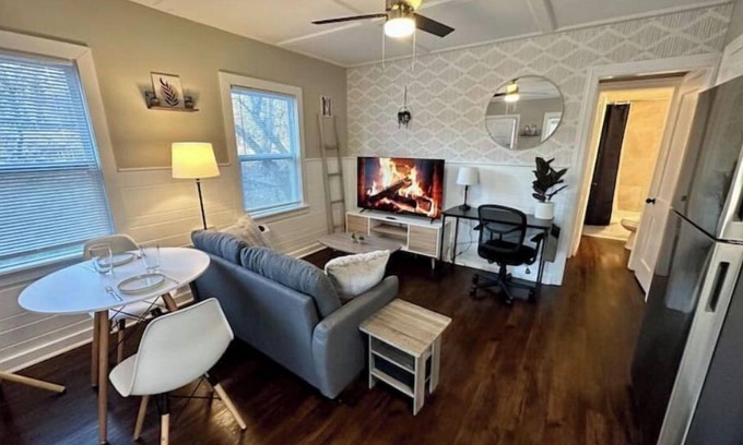 Hendersonville Casa | The Red Door Cottage