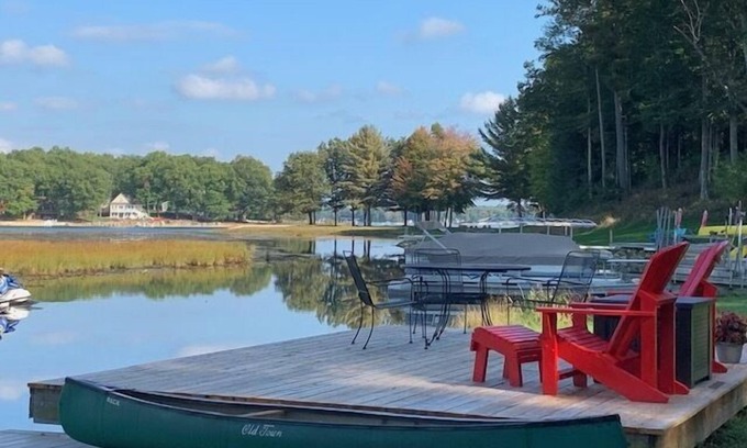 Baldwin Casa | The Red Door Cottage on Big Star Lake, Sleeps 8!