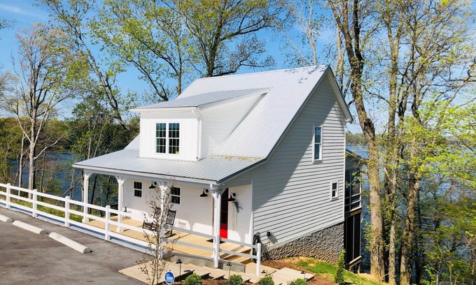 Scottsville Casa | the Red Door Lakeside