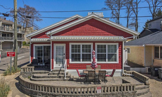 South Haven Cabina | The Red Haven on North Beach