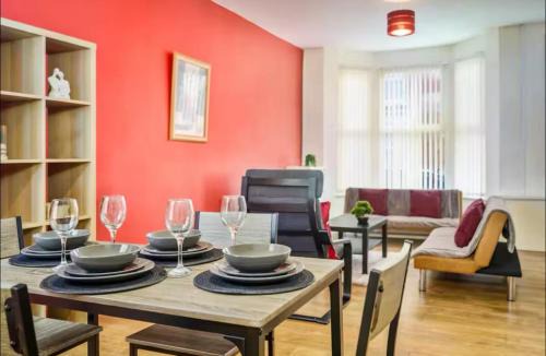 Crosby Casa | The Red Retreat, 7 Beds, Garden, Free Parking, Contractors, Fast Wifi, Smart TV