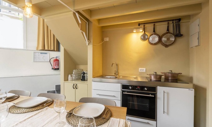 Antwerp Apartamento | The Red With Pearls in Antwerp