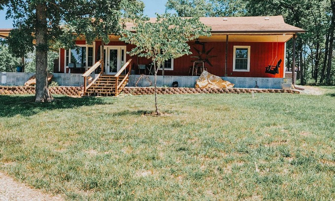 Warsaw Casa | The Reel Retreat- Boat parking, pond, huge porch, close to Truman Lake, WIFI