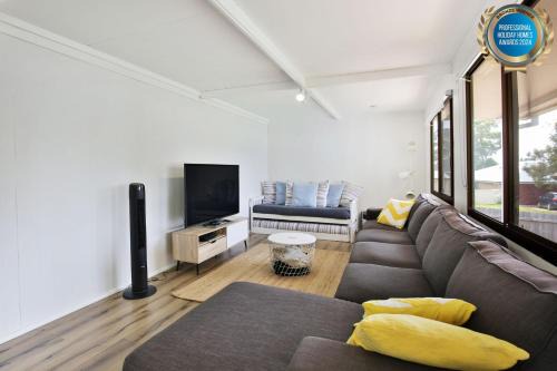 Culburra Beach Casa | The Relax Shack - Pet Friendly - 8 Mins Walk to Beach
