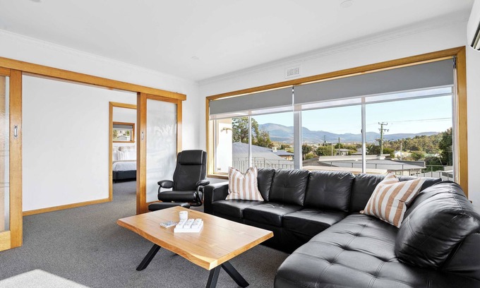 Warrane Casa | "The Residential Retreat" - Sleeps 15, 3.5 Baths