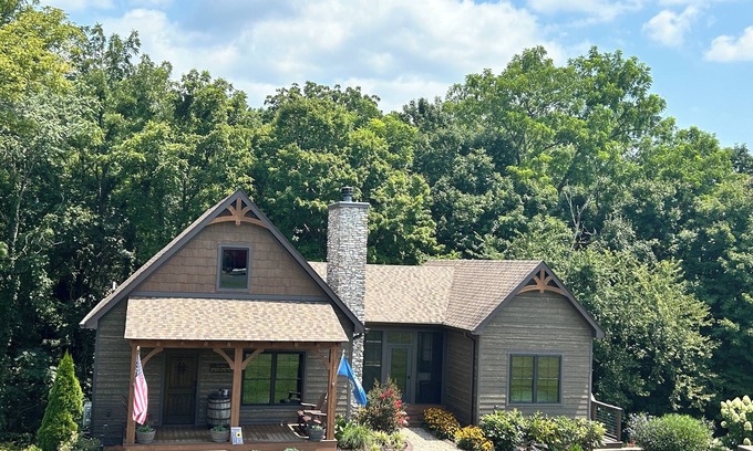 Lucas Casa | The Retreat at Eagles Landing. Cozy cabin in a beautiful and gated neighborhood,