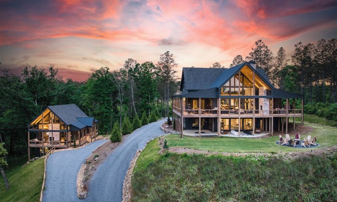 Ellijay Cabina | The Retreat at Oakwood – A High-End Stay for Large Groups & Gatherings