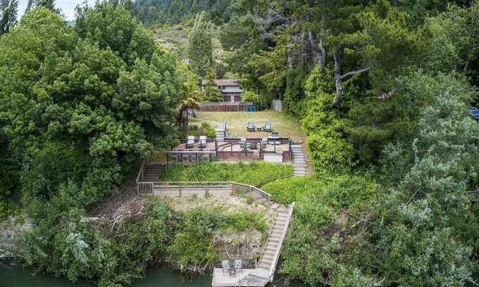 Monte Rio Casa | The Retreat at River Gardens ~ Spacious, Hot Tub, Riverfront!