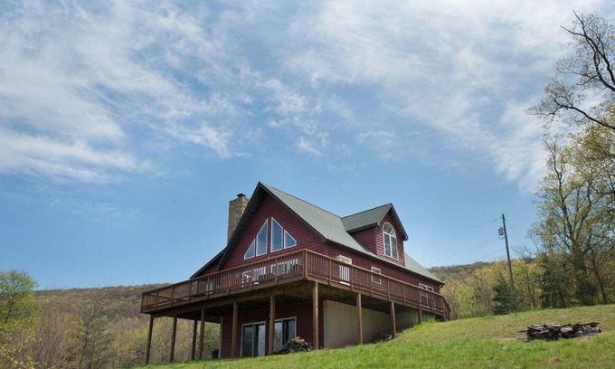 Berkeley Springs Casa | The Retreat at Upland Trail - 30 acres, Mountain Views, sleeps 10