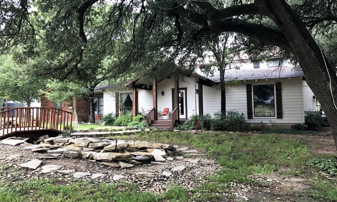 Rainbow Casa | The Retreat Center en Brazos House Retreat cerca de Glen Rose, Texas