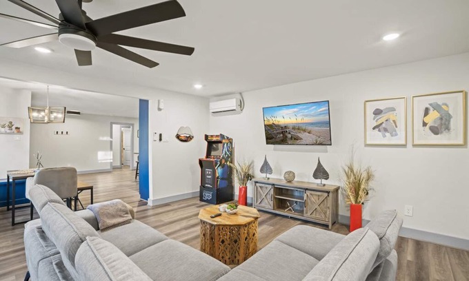 Highlands Cabaña | The Retreat- Family Funhouse w/Waterfront Access!