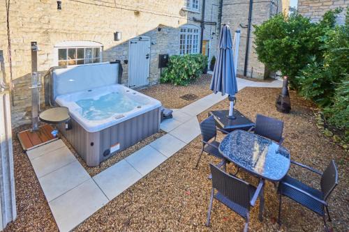 Nettleham Casa | The Retreat-luxury cottage with hot tub (sleeps 4)