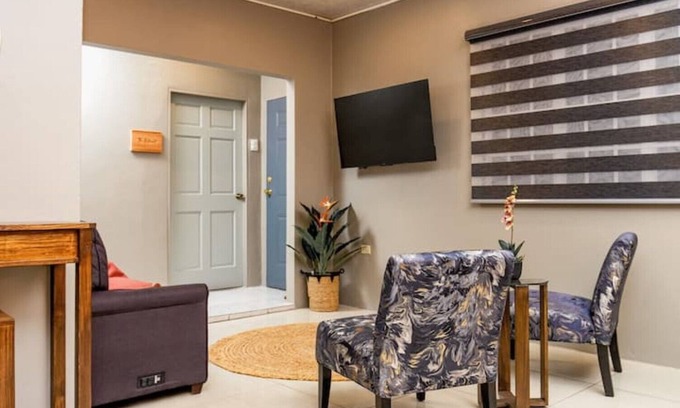 Piarco Condominio | The Retreat - Modern 1Bdr Condo 2 mins from Int. Airport
