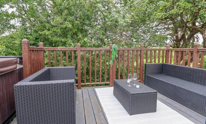Bangor-on-Dee Cabaña | THE RETREAT, pet friendly, luxury holiday cottage in Bangor-On-Dee