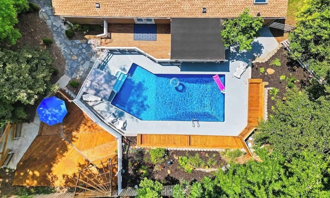 South Belmont Casa | "The Retreat" w/ Hot Tub + Pool + Game Room + King Suite